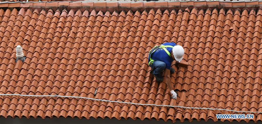 SINGAPORE-DAILY LIFE-ROOF TILING