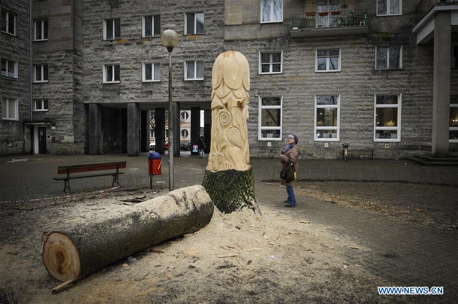 POLAND-WARSAW-WOOD SCULPTURE