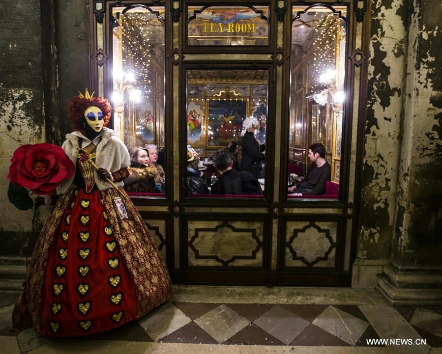 ITALY-VENICE-CARNIVAL-REVELERS