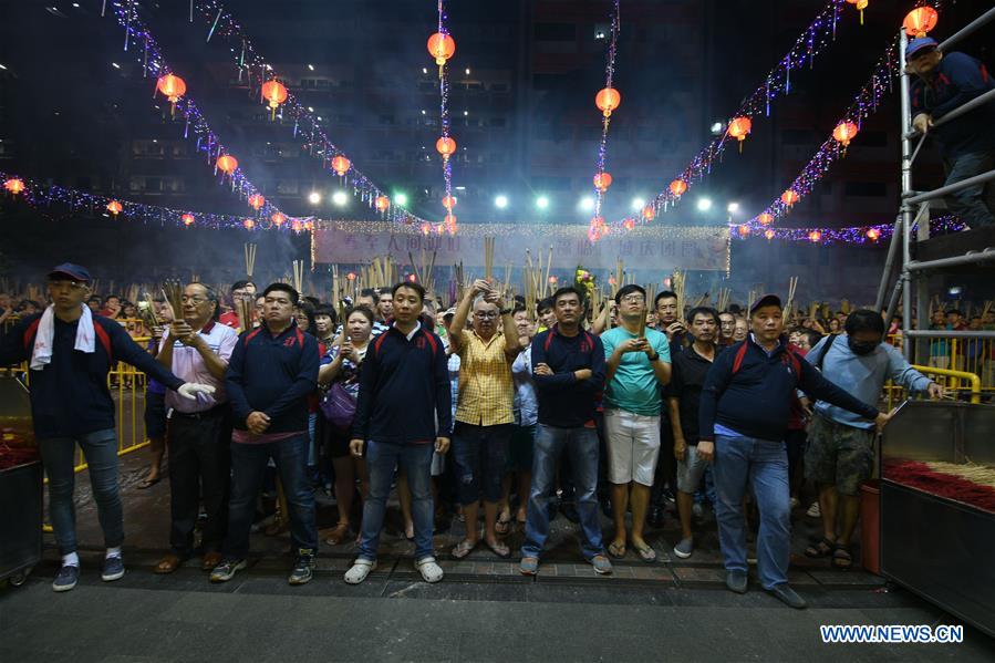 SINGAPORE-TEMPLE-CHINESE LUNAR NEW YEAR-INCENSE BURNING