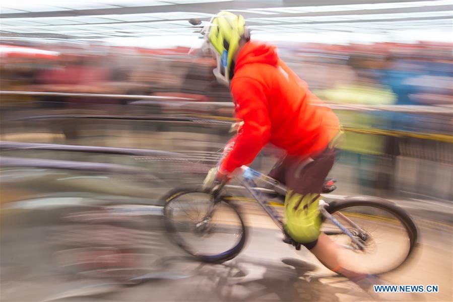 (SP)HUNGARY-BUDAPEST-SHOPPING MALL-BICYCLE RACE