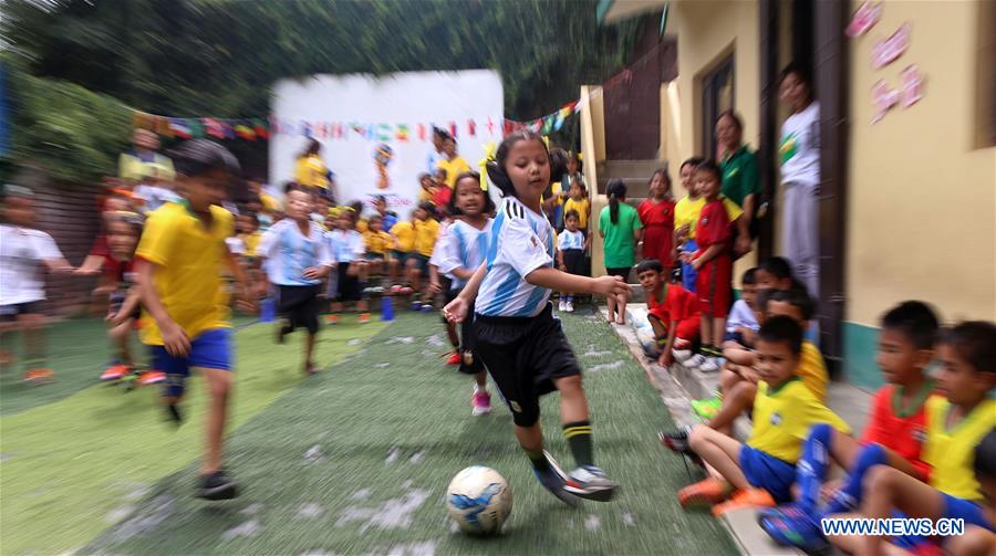 (SP)NEPAL-KATHMANDU-FOOTBALL-CHILDREN