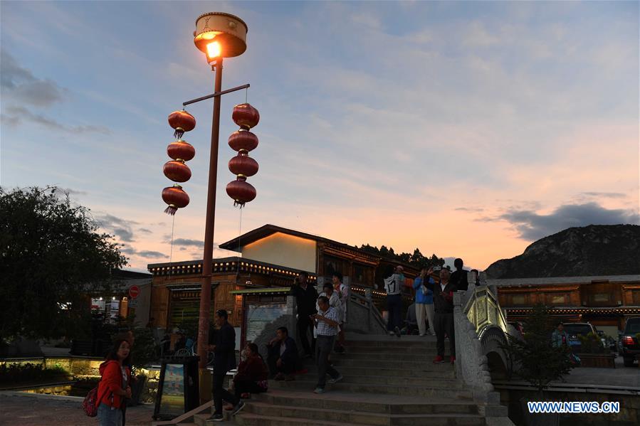 CHINA-YUNNAN-SHANGRI-LA-ANCIENT TOWN-NIGHT SCENERY (CN)