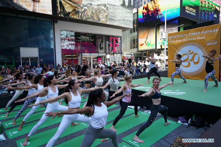 U.S.-NEW YORK-TIMES SQUARE-SOLSTICE-YOGA