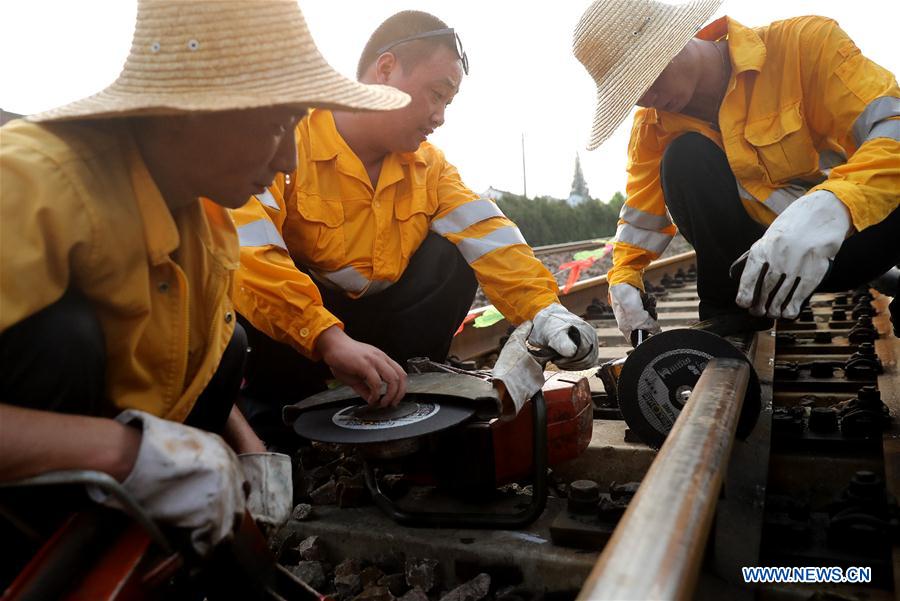 CHINA-SHANGHAI-HEAT-RAIL MAINTENANCE (CN)