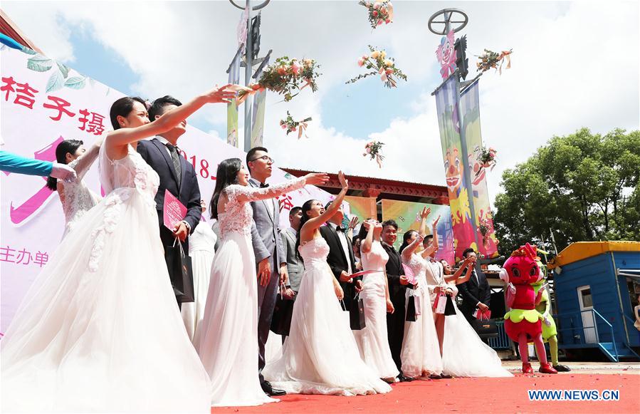 CHINA-SHANGHAI-AMUSEMENT PARK-GROUP WEDDING (CN)