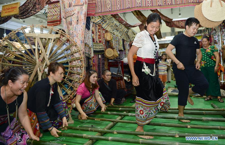 LAOS-VIENTIANE-HANDICRAFT-FESTIVAL