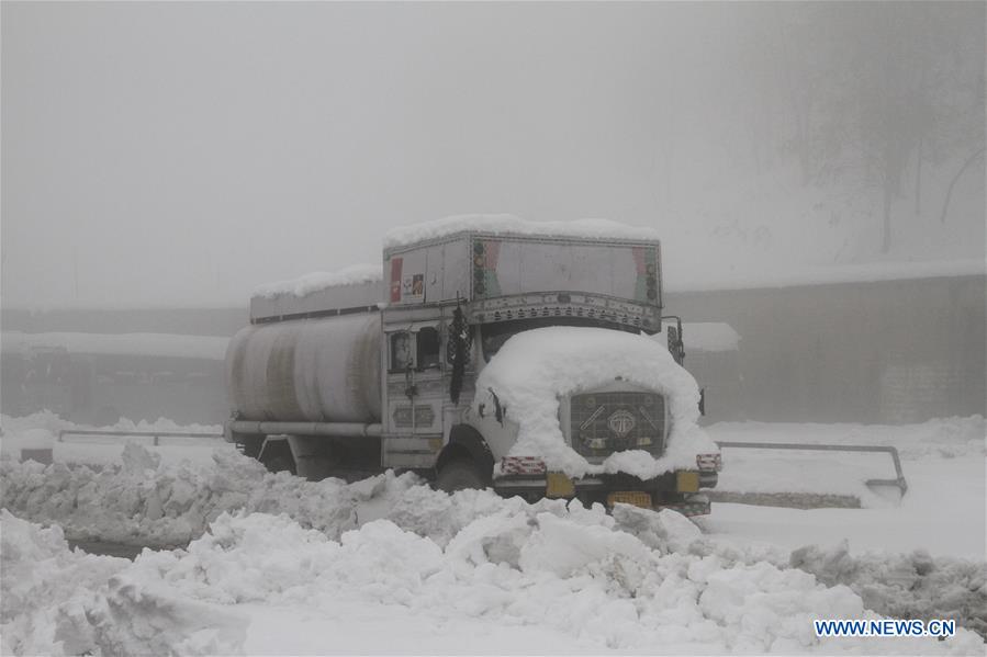 KASHMIR-SRINAGAR-SNOWFALL