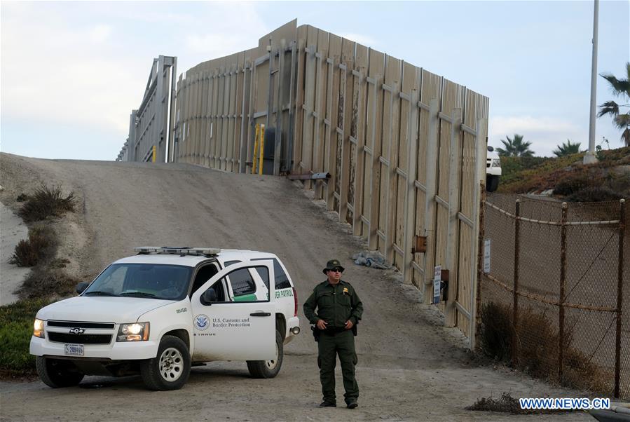 U.S.-SAN DIEGO-BORDER FENCE-MIGRANTS