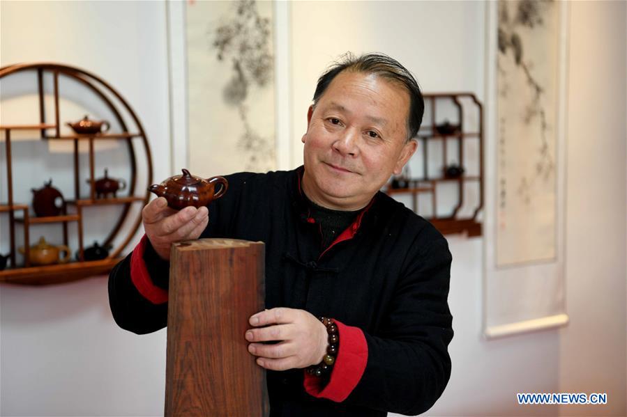 CHINA-ANHUI-WOODEN POT-CRAFT (CN)