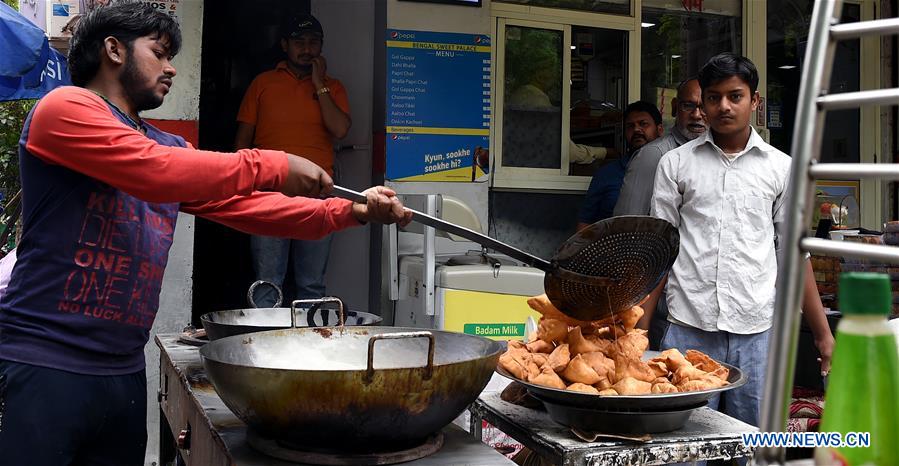 INDIA-NEW DELHI-DAILY LIFE-STREET FOOD-SAMOSA