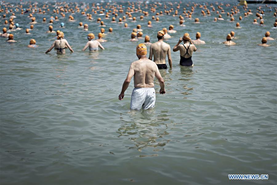 SWITZERLAND-ZURICH-LAKE CROSSING-SWIMMING