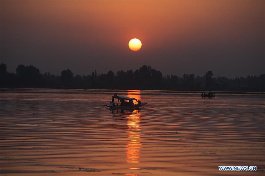 KASHMIR-SRINAGAR-DAILY LIFE-SUNSET