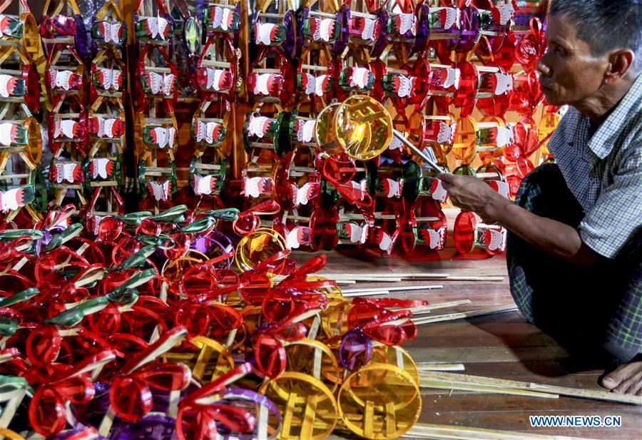 MYANMAR-YANGON-FESTIVAL-LANTERN MARKET