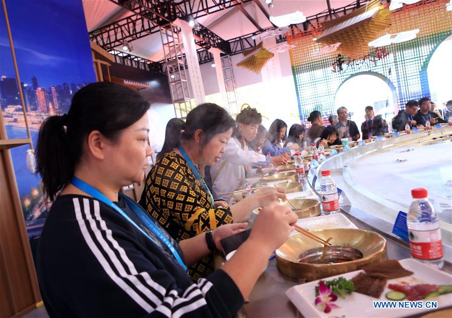 (CIIE)CHINA-SHANGHAI-CIIE-HOTPOT-FEAST (CN)