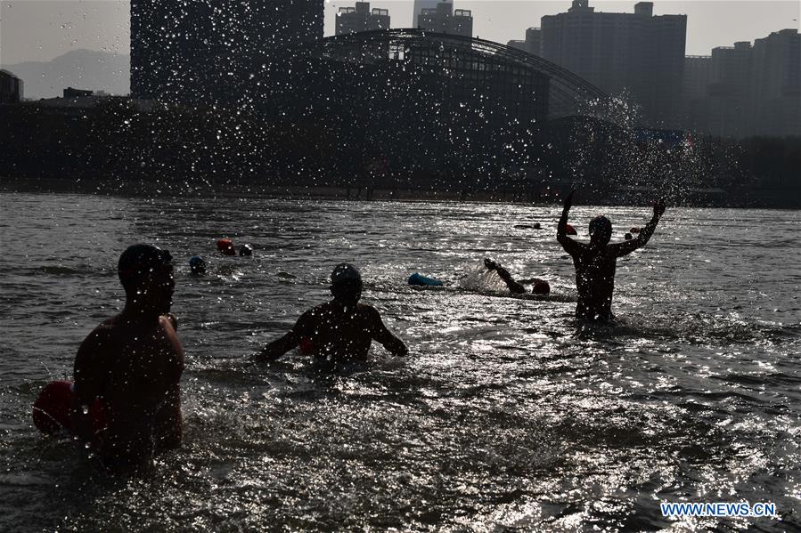 (SP)CHINA-LANZHOU-YELLOW RIVER WINTER SWIMMERS