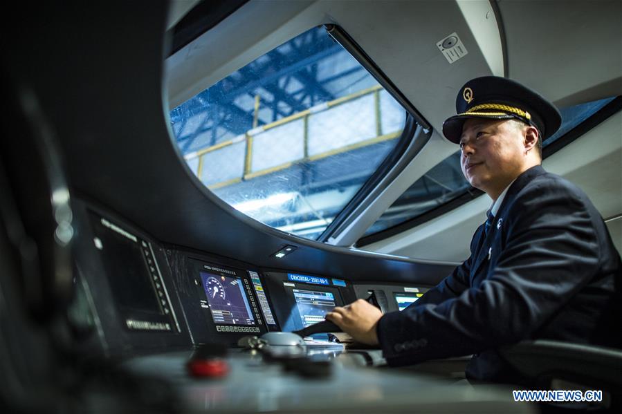 CHINA-HUBEI-SPRING FESTIVAL TRAVEL RUSH-WORKERS BEHIND THE SCENES (CN)