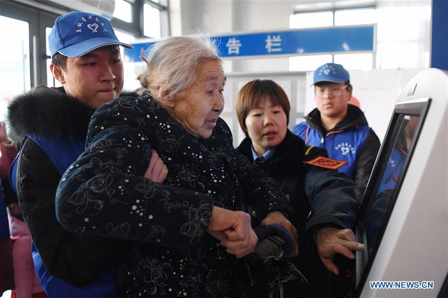 CHINA-GANSU-LANZHOU-SPRING FESTIVAL RUSH-RAILWAY STATION VOLUNTEERS (CN)