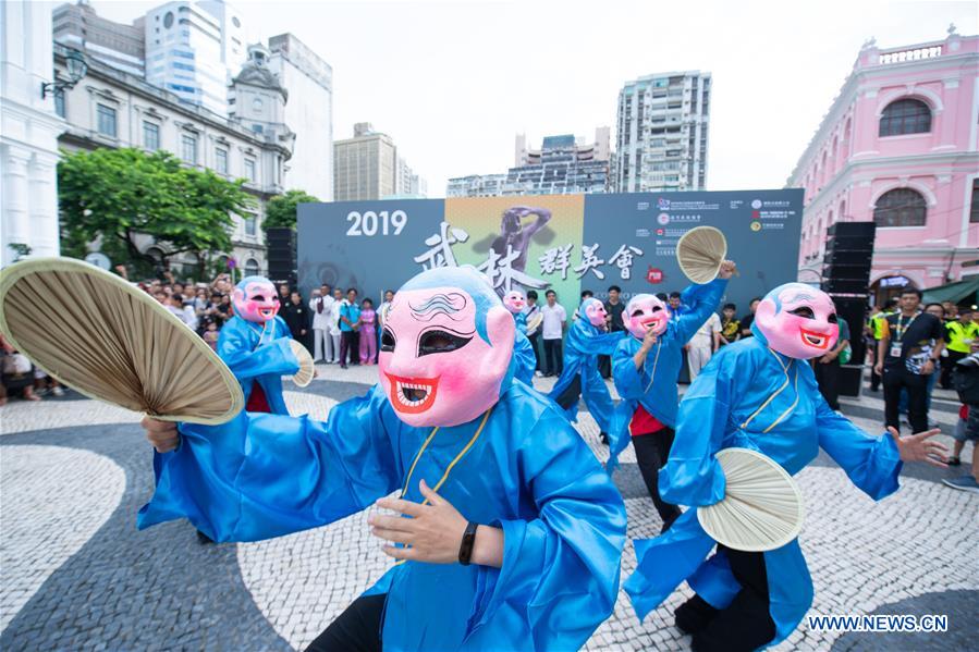 CHINA-MACAO-DRAGON-LION-DANCE-PARADE (CN)