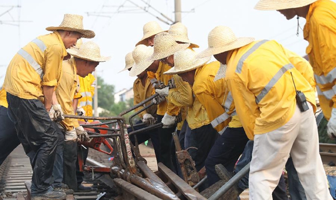 Shanghai maintenance staff of railways remain at their posts in heat