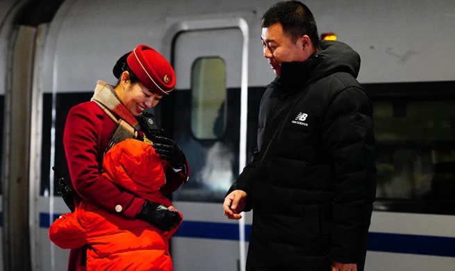 Precious three-minute family reunion at railway station in Hebei