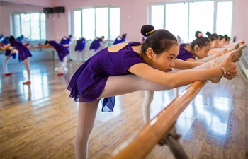 Children learn dancing during winter vacation in Hohhot