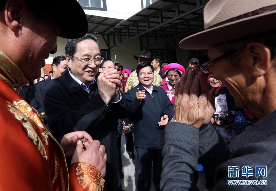 這是5月16日，俞正聲在香格里拉縣建塘鎮(zhèn)金龍社區(qū)與居民們親切交談。 新華社記者 劉衛(wèi)兵 攝