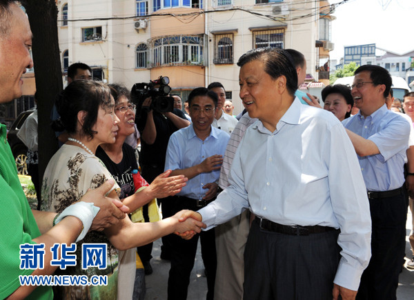 這是7月22日，劉云山在上海市普陀區(qū)桃浦鎮(zhèn)蓮花公寓居委會調(diào)研時同社區(qū)居民親切握手。新華社記者 饒愛民 攝