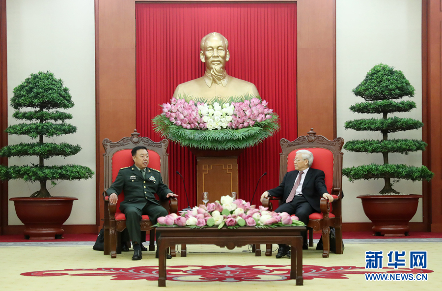 6月18日，在越南首都河內(nèi)，正在越南訪問的中央軍委副主席范長龍（左）會見越共中央總書記阮富仲。 新華社發(fā)（李曉偉攝） 