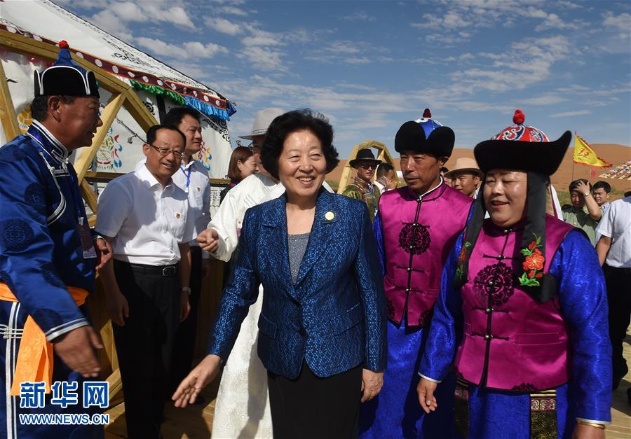 8月10日，中共中央政治局委員、中央統(tǒng)戰(zhàn)部部長、中央代表團副團長孫春蘭率中央代表團三分團繼續(xù)在內(nèi)蒙古自治區(qū)阿拉善盟看望慰問，把以習近平同志為核心的黨中央的親切關(guān)懷和全國各族人民的美好祝福帶給阿拉善各族各界干部群眾。這是孫春蘭在牧民張輝生（右二）家了解生產(chǎn)生活情況。新華社記者 任軍川 攝