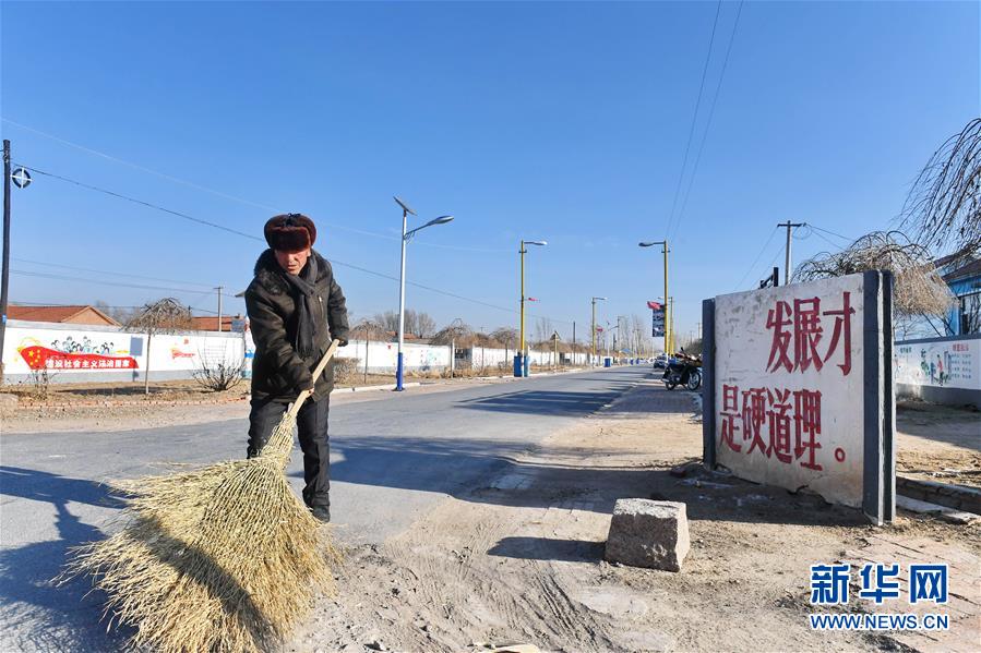 （新華全媒頭條·新時代新氣象新作為·圖文互動）（1）抬腳踏上水泥路，出門坐上公交車——我國竭力破除農(nóng)村交通“最后一公里”瓶頸