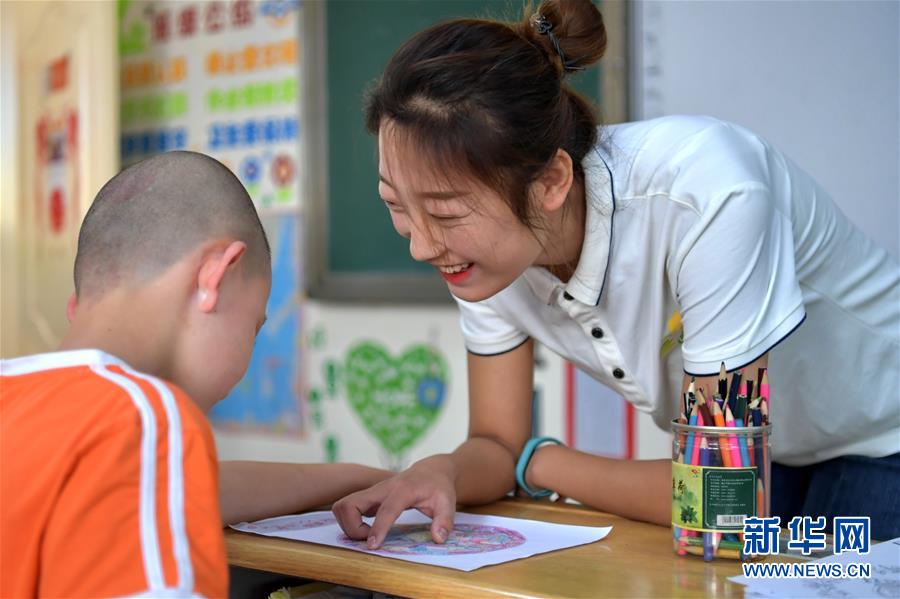 （在習(xí)近平新時(shí)代中國特色社會(huì)主義思想指引下——新時(shí)代新作為新篇章·總書記關(guān)心的百姓身邊事·圖文互動(dòng)）（4）特別的愛，給特別的你——特殊教育的別樣風(fēng)景