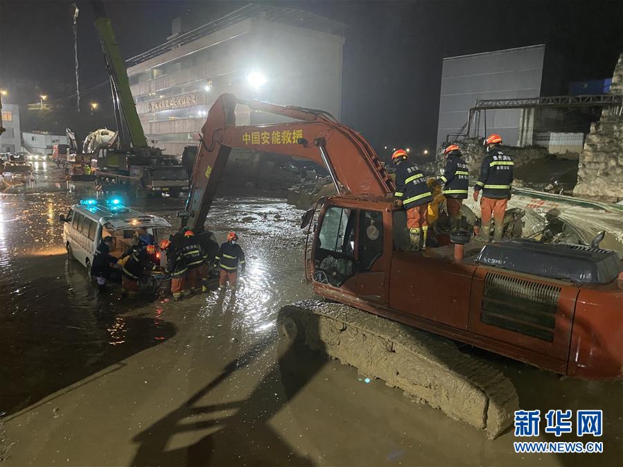 （新華網）（1）貴陽混凝土公司滑塌事故：搜救出9人中4人無生命體征 失聯(lián)3人還在持續(xù)搜救