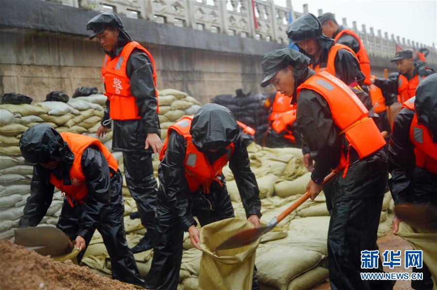 （防汛抗洪·圖文互動(dòng)）（1）洪水不退，子弟兵誓死不退——解放軍和武警部隊(duì)官兵參與洪澇災(zāi)害搶險(xiǎn)救援記事