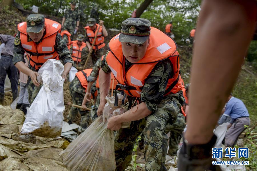 （防汛抗洪·圖文互動(dòng)）（6）洪水不退，子弟兵誓死不退——解放軍和武警部隊(duì)官兵參與洪澇災(zāi)害搶險(xiǎn)救援記事