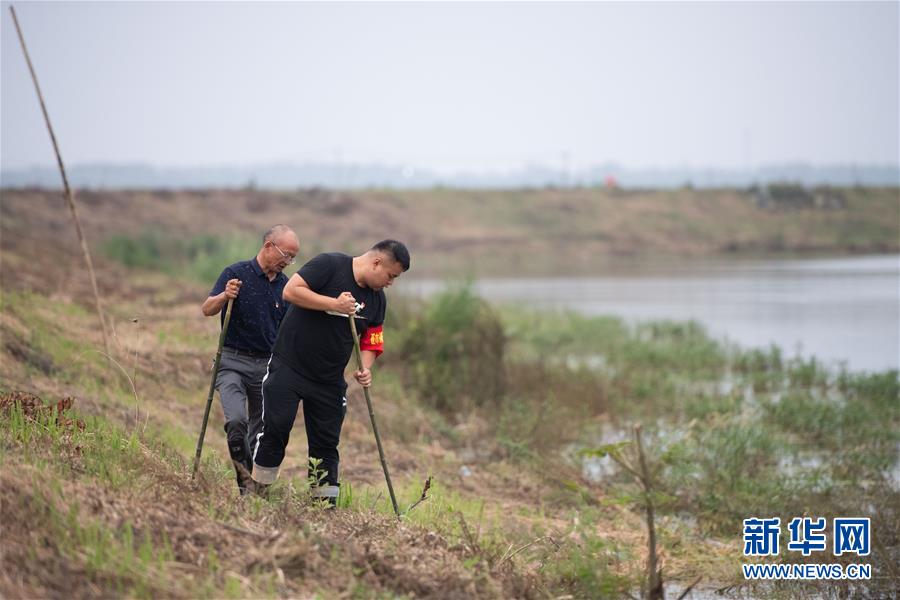 （防汛抗洪·圖文互動(dòng)）（1）在大堤上成長(zhǎng)，為人民守護(hù)——洪水中的青年“生力軍”