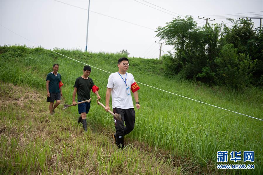 （防汛抗洪·圖文互動(dòng)）（3）在大堤上成長(zhǎng)，為人民守護(hù)——洪水中的青年“生力軍”