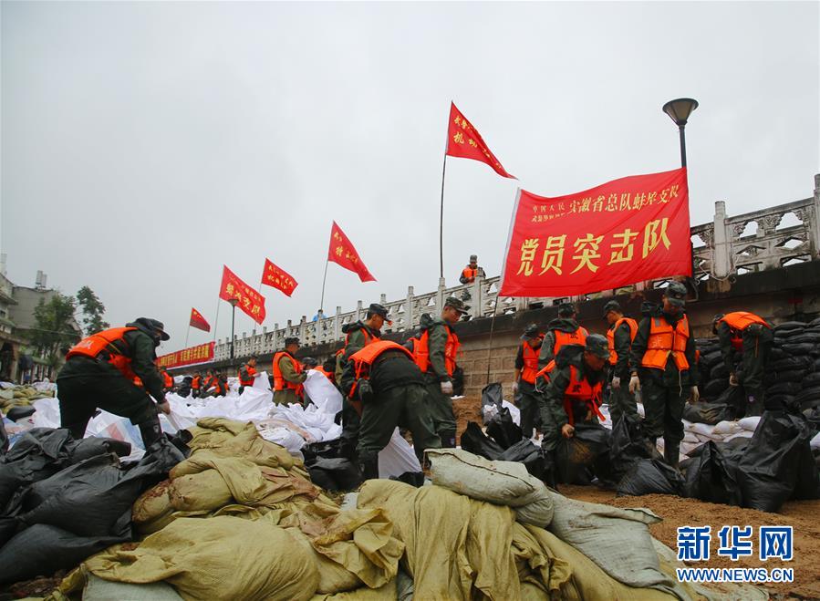 （防汛抗洪·圖文互動(dòng)）（1）解放軍和武警抗洪搶險(xiǎn)部隊(duì)各級黨組織充分發(fā)揮戰(zhàn)斗堡壘作用