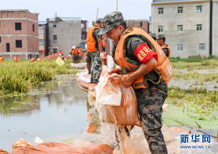 （防汛抗洪·圖文互動(dòng)）（2）解放軍和武警抗洪搶險(xiǎn)部隊(duì)各級黨組織充分發(fā)揮戰(zhàn)斗堡壘作用