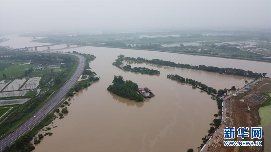 （防汛抗洪·圖文互動）（1）洪水來襲，銅鑼聲在千年古鎮(zhèn)的雨夜響起