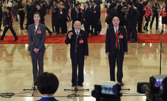 魏秋月、孟廣祿、薛晨陽代表接受采訪