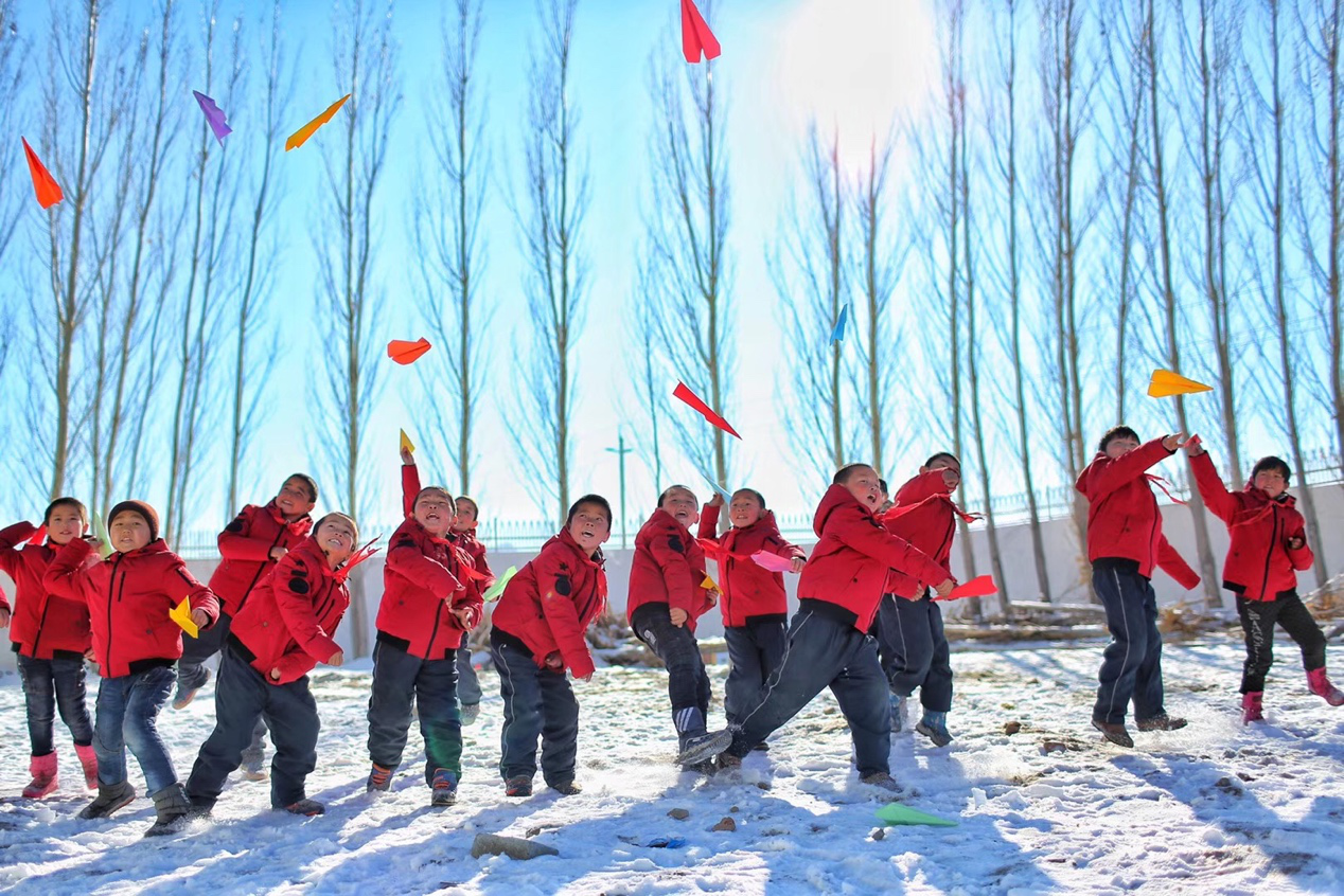 2017年11月15日， “多一克溫暖”公益行動走進北疆地區(qū)，實現(xiàn)了從物質(zhì)捐贈到“物質(zhì)+精神”溫暖的升級。 “體操冠軍”楊威、好妹妹樂隊等傾情加盟，不僅為孩子們帶來加厚羽絨服和御寒物資，還準備了溫暖的課堂。