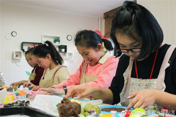 在北京，孩子們上了一節(jié)別開生面的廚藝課——手工DIY餅干。孩子們腦洞大開親自上手，從制作到出爐不僅留下了噴香的餅干，還留下了珍貴的回憶。親手做的餅干孩子們舍不得獨享，成為了回程路上最重要的“伴手禮”