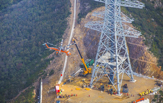 世界最高輸電鐵塔直升機跨海放索順利完成